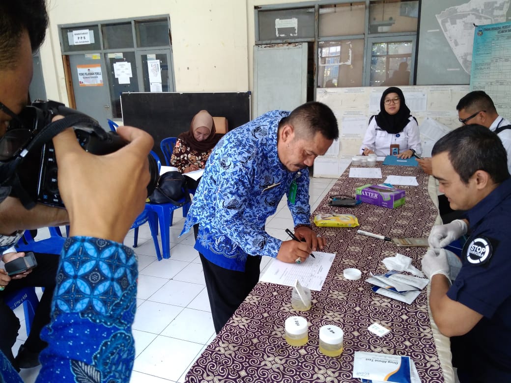 Pemberdayaan Masyarakat Anti Narkoba di Lingkungan Pemerintah (Kelurahan Pataruman) melalui Test Urine Pemberdayaan Masyarakat Anti Narkoba di Lingkungan Pemerintah (Kelurahan Pataruman) melalui Test Urine