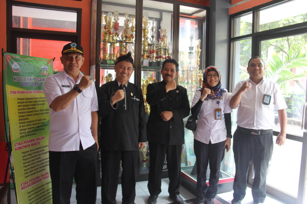 Pemberdayaan Masyarakat Anti Narkoba di Lingkungan Pendidikan (SMPN 2 Garut) melalui Test Urine Pemberdayaan Masyarakat Anti Narkoba di Lingkungan Pendidikan (SMPN 2 Garut) melalui Test Urine