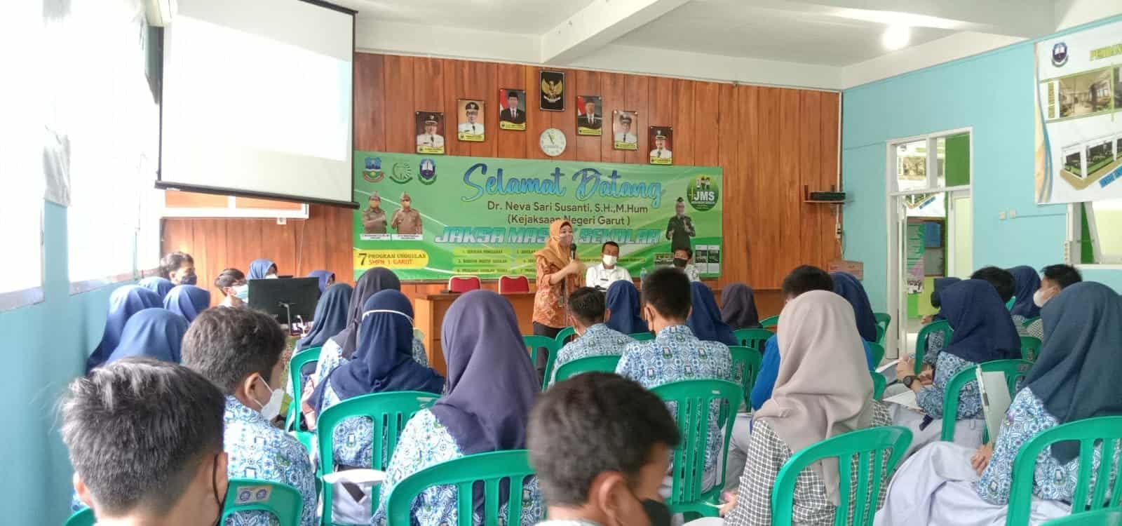 BNNK Garut Gelar Sosialisasi P4GN di SMP Negeri 1 Garut BNNK Garut Gelar Sosialisasi P4GN di SMP Negeri 1 Garut
