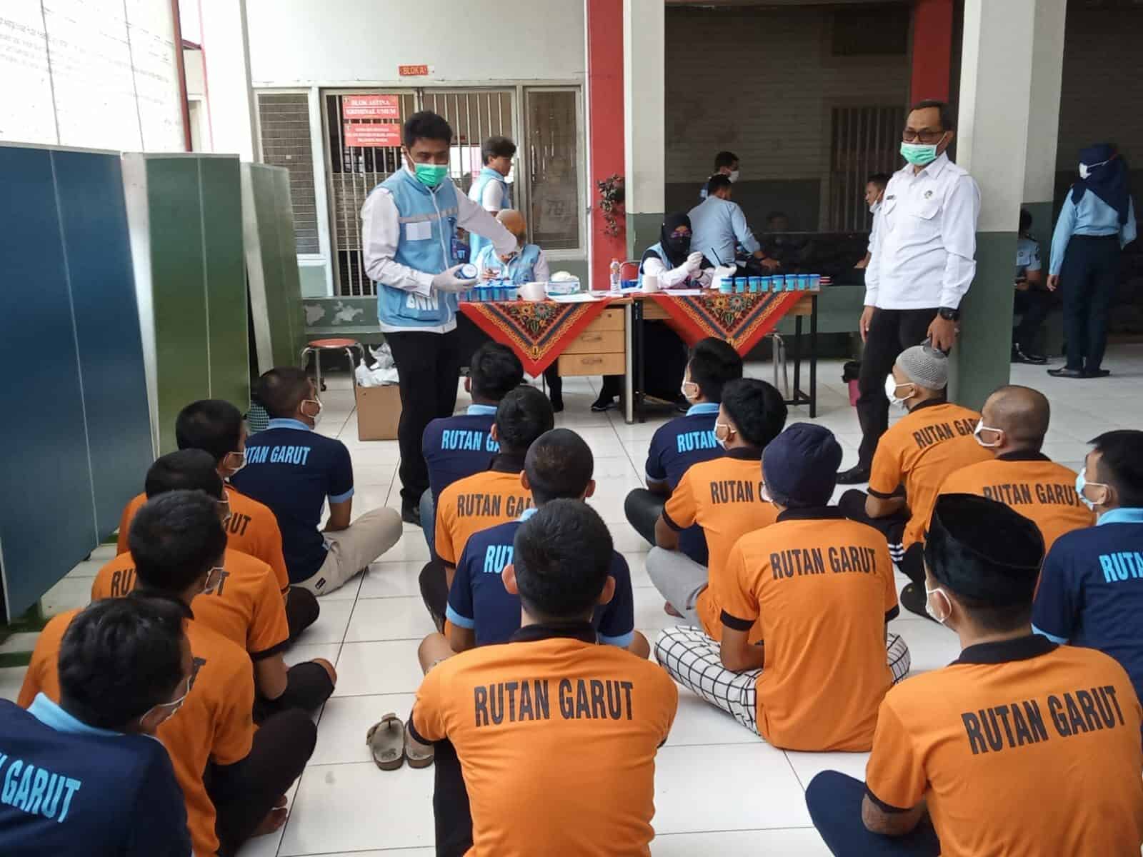 BNNK Garut Gelar Penyuluhan Bahaya Narkoba dan Test Urine Warga Binaan Rutan Kelas IIB Garut