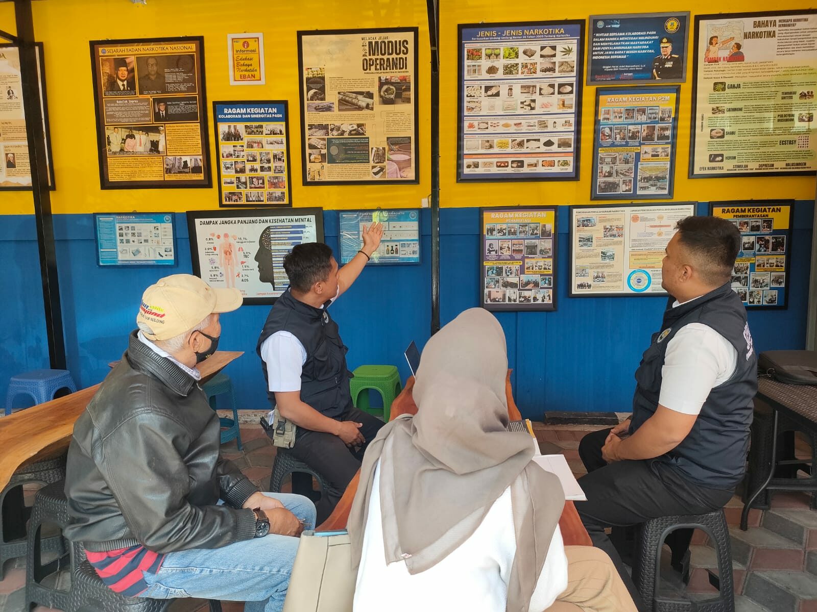 PIKET SIAGA P4GN DI WARUNG EDUKASI BAHAYA NARKOTIKA (WA EBAN) BNNK GARUT PIKET SIAGA P4GN DI WARUNG EDUKASI BAHAYA NARKOTIKA (WA EBAN) BNNK GARUT