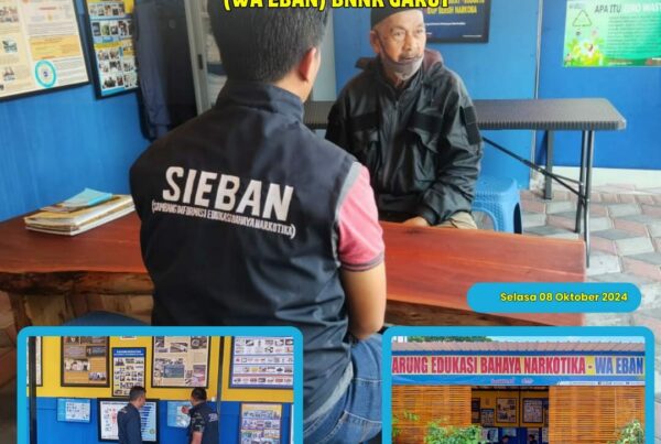 PIKET SIAGA P4GN BNNK GARUT LAYANAN INOVASI EKTERNALISASI, MEMANDU PENGUNJUNG DI WARUNG EDUKASI BAHAYA NARKOTIKA (WA EBAN) BNNK GARUT