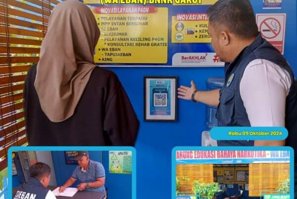 PIKET SIAGA P4GN BNNK GARUT LAYANAN INOVASI EKTERNALISASI, MEMANDU PENGUNJUNG DI WARUNG EDUKASI BAHAYA NARKOTIKA (WA EBAN) BNNK GARUT