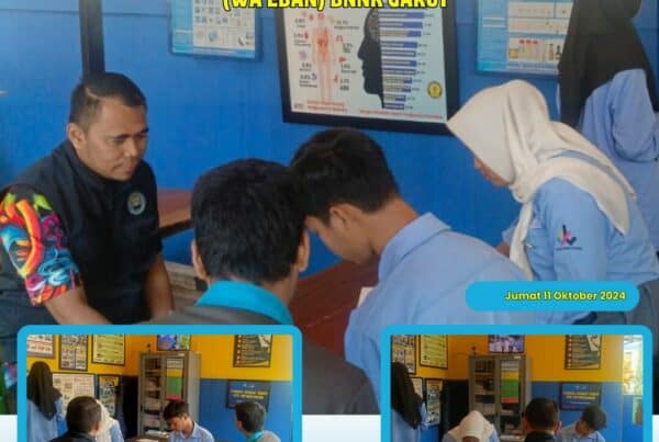 PIKET SIAGA P4GN BNNK GARUT LAYANAN INOVASI EKSTERNALISASI, MEMANDU PENGUNJUNG DI WARUNG EDUKASI BAHAYA NARKOTIKA (WA EBAN) BNNK GARUT